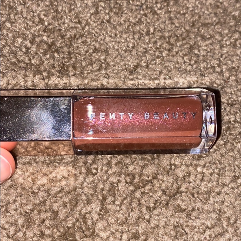 Selling a fenty lipgloss! :)